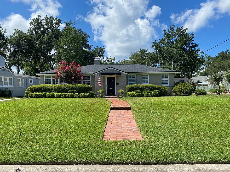 FURNISHED 2/2 Home with a fenced, beautiful
backyard. Charming home decorated with Classic lines. Near San Marco Square with a choice of many restaurants, music, entertainment, and boutiques.