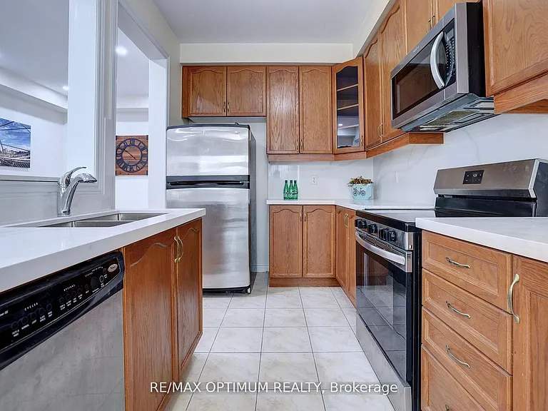 21 Saint Eugene St — Photo 11