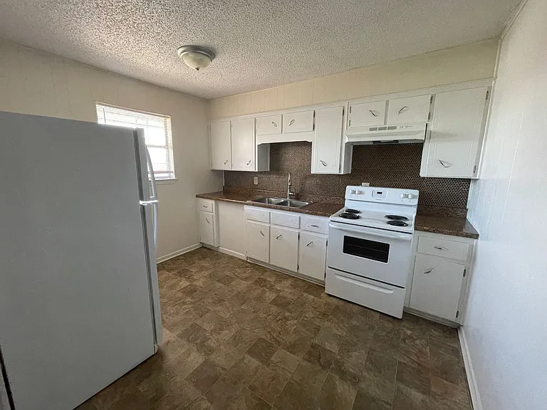 425 W Ave C — Photo 30