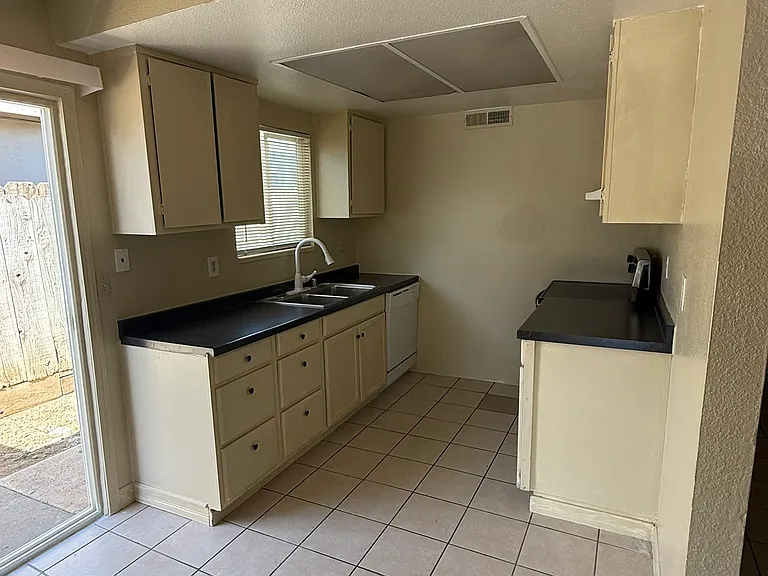 3114 Coffee Rd — Photo 8