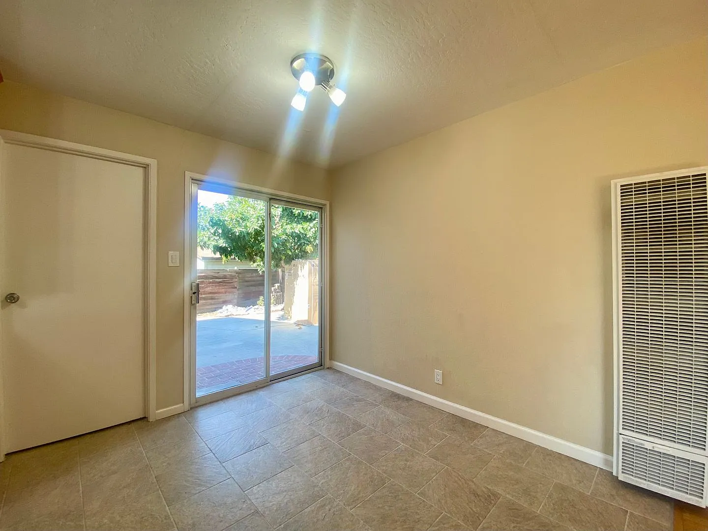 Single level 3 Bedroom Home on a Spacious Corner Lot! — Photo 4