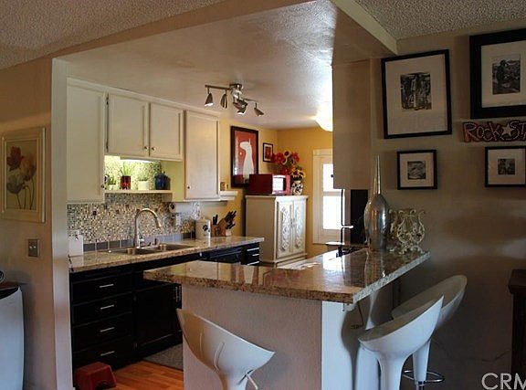 Kitchen w/ eat at bar