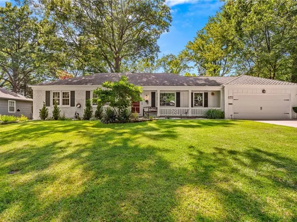9416 Wenonga Rd, Leawood, KS 66206