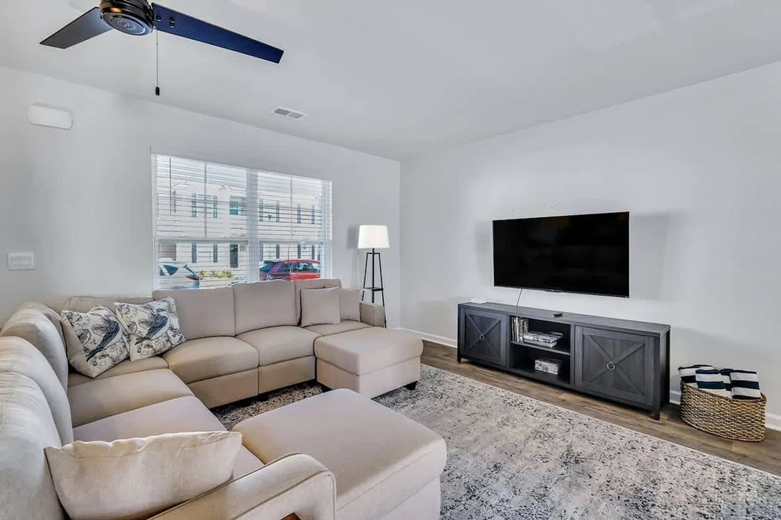 3 bed, 2.0 bath, 1453 sqft, $3,477 — Photo 3
