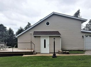 5517 W Illiniwick Rd, Warrensburg, IL 62573