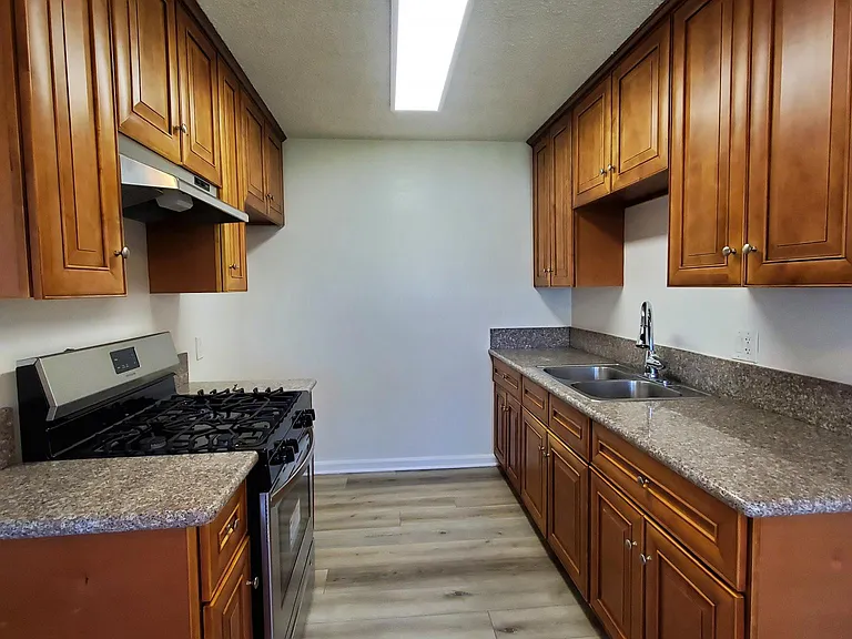 Tustin Garden Apartments — Photo 10