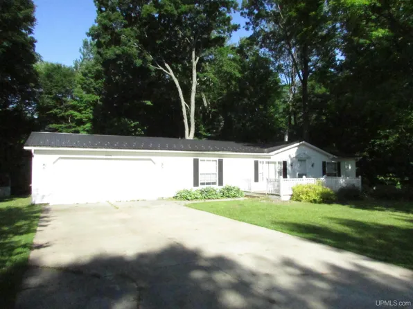 E9238 Shannon Dr, Munising, MI 49862