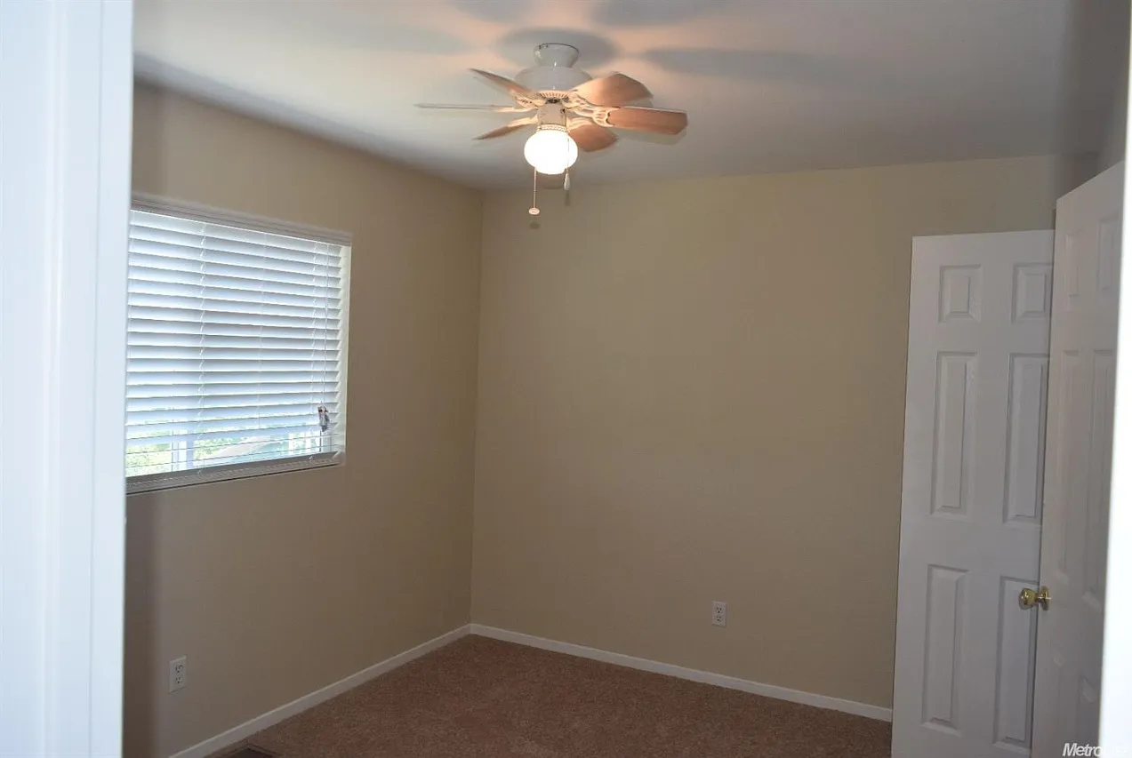 4 bed, 2.5 bath, 2067 sqft, $2,300 — Photo 2