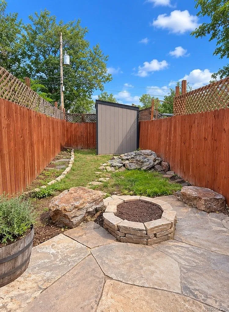 4 bed, 2.0 bath, 2001 sqft, $2,995 — Photo 4