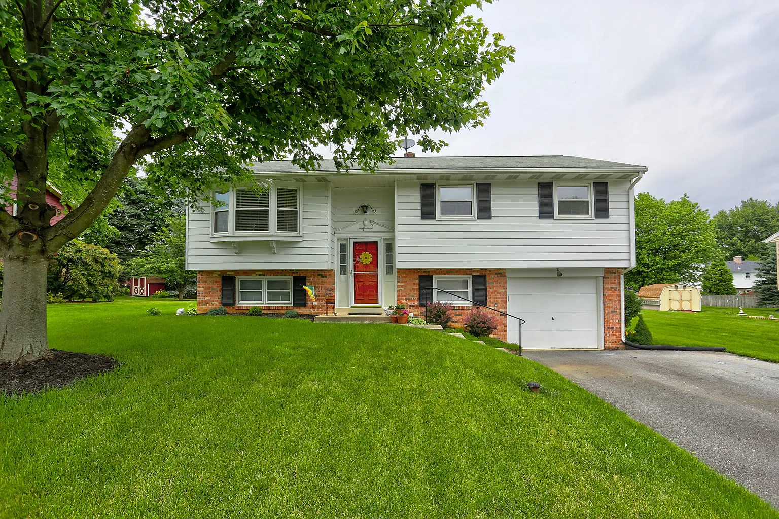 461 Surrey Dr photo 1