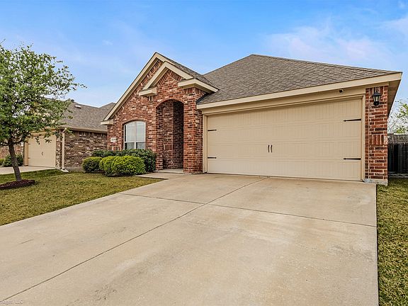 4th image of 2440 Willard Way