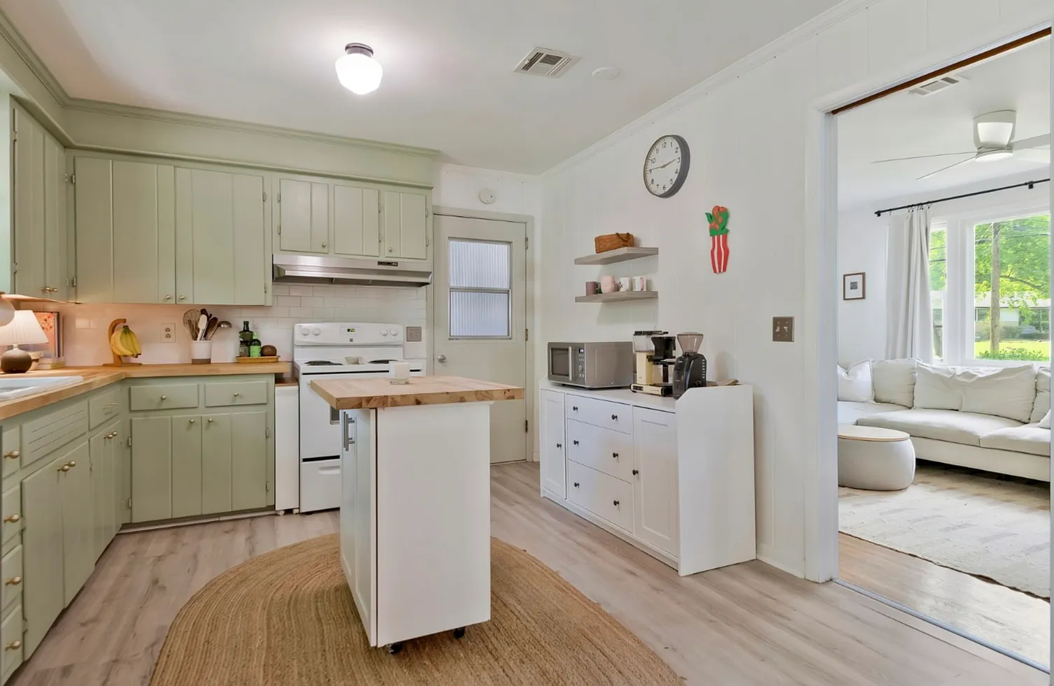 3 bed, 1.5 bath, 1113 sqft, $2,350 — Photo 2
