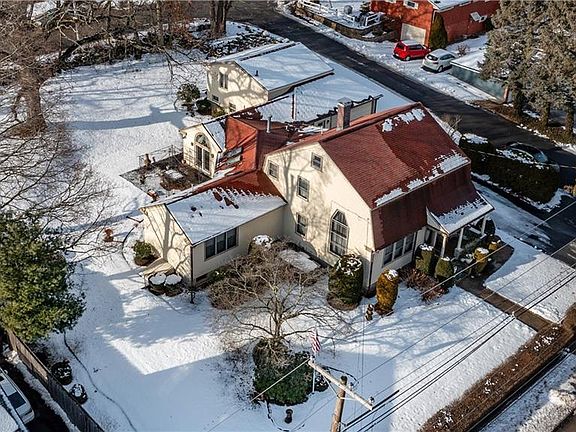 2nd image of 90 Putnam Pike