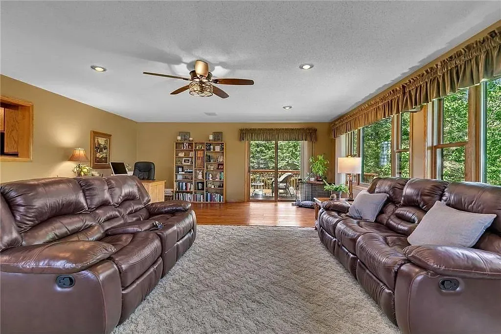 4 bed, 2620 sqft, $2,450 — Photo 4