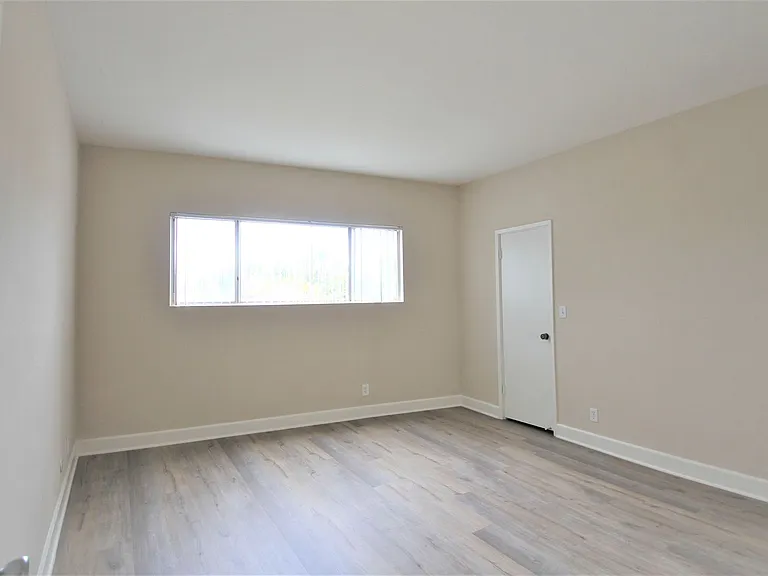 14945 Moorpark St — Photo 3