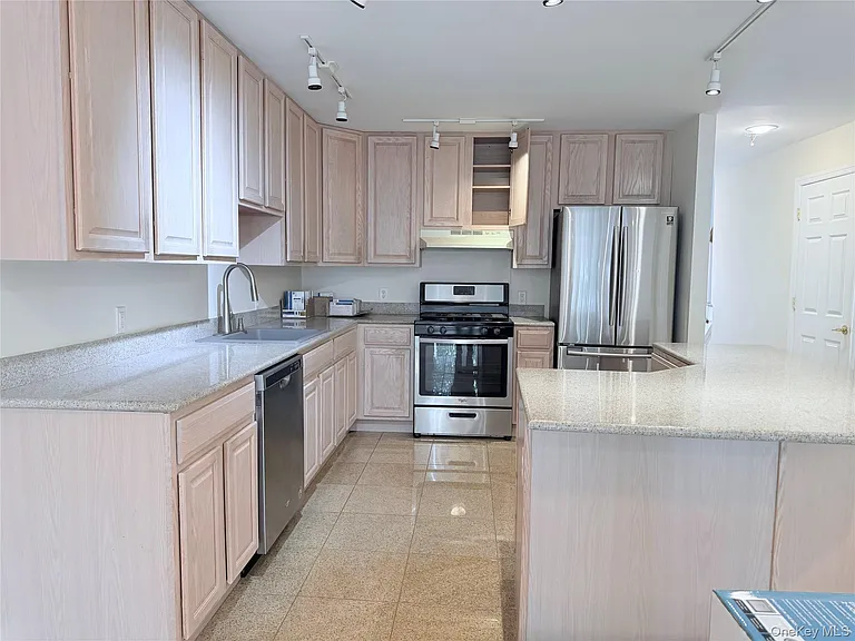 12 Yennicock Ave — Photo 2