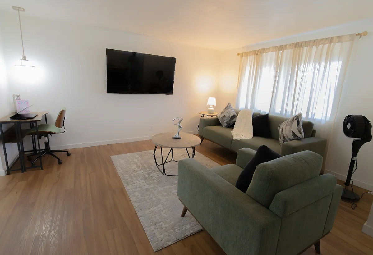 3 bed, 912 sqft, $3,200 — Photo 1