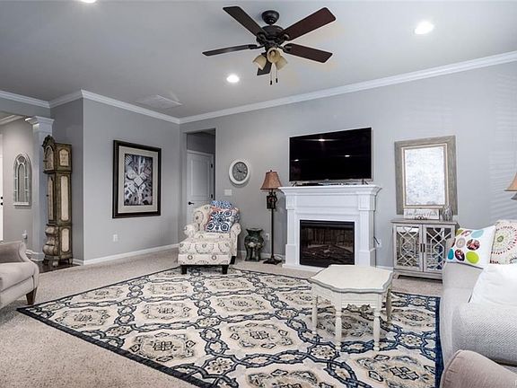 CROWN MOLDING THROUGHOUT.jpg