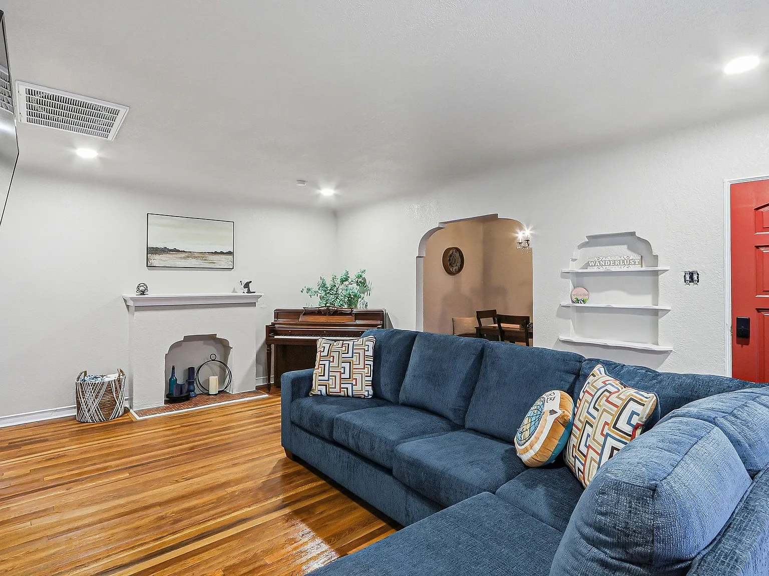 3 bed, 1.5 bath, 1365 sqft, $2,100 — Photo 4