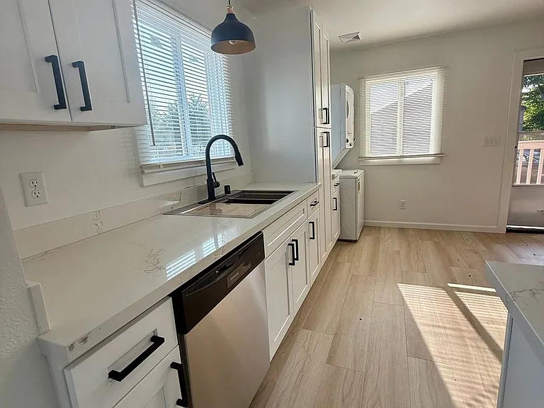 8420 1/2 S Tacoma Way — Photo 4