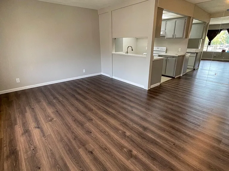 1735 E Washington St — Photo 5