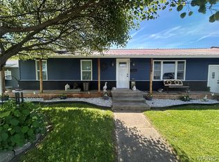 209 Bonfoy St, Carrollton, IL 62016