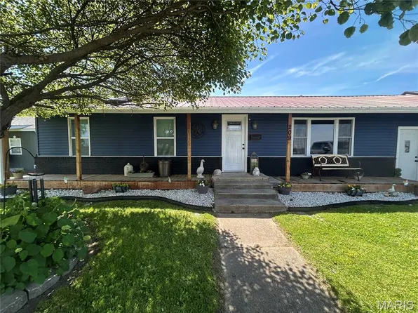 209 Bonfoy St, Carrollton, IL 62016