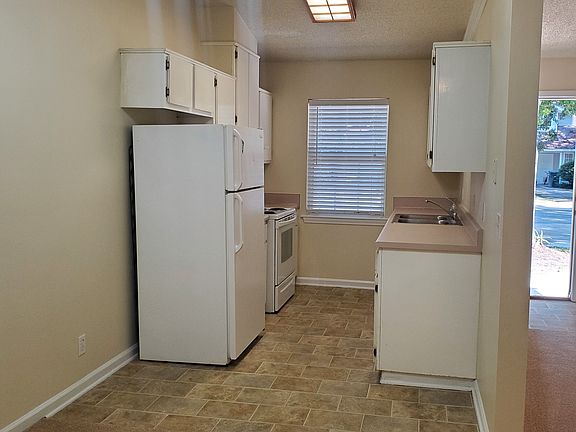 Kitchen, Dining area, high ceilings