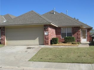 8 S Ridge Pointe Cir, Edmond, OK 73034