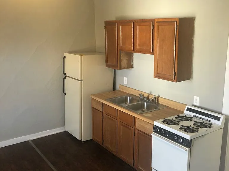 452 S Main St — Photo 5