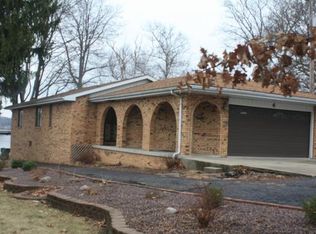 4 Lake Crest Dr, Decatur, IL 62521