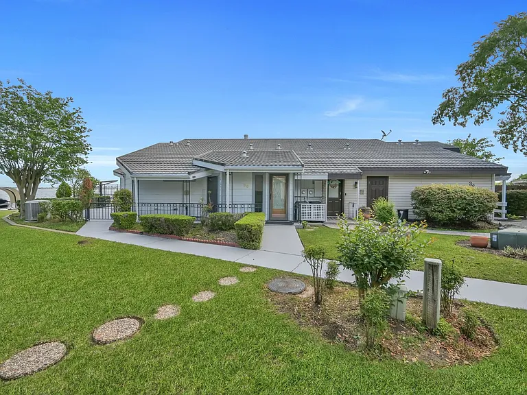 35 Lakeview Vlg — Photo 34