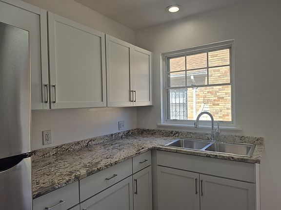 5th image of 561 Taft St
