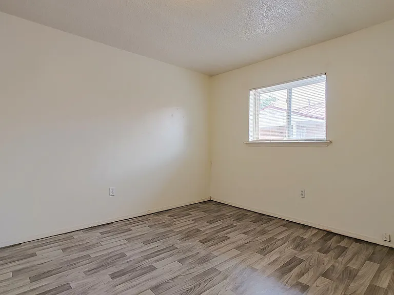370 Atrisco Dr SW — Photo 5