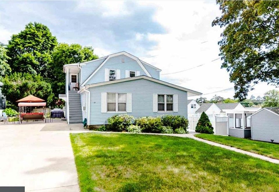 Large Drive way, lots of room on the front lawn and outdoor