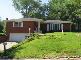 1925 Safari Dr, Saint Joseph, MO 64506