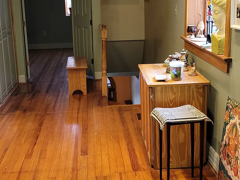 Sitting area and platform from first floor and between bedrooms for additional privacy