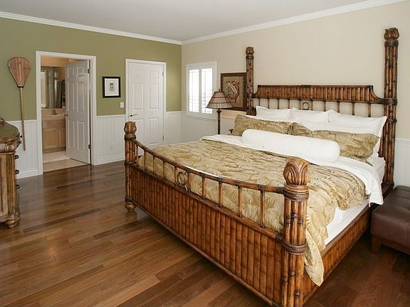 Spacious Lower floor Master Suite w/walk in closet and beautiful master bath