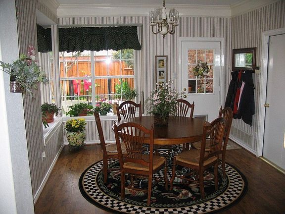 Breakfast Nook--huge, window seats, crown molding, pool/garden view