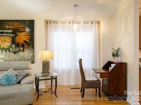 3rd image of 17 Gray Wolf Ln