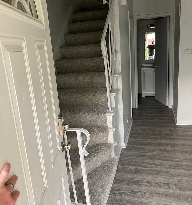 1st image of 118 Surrey Dr