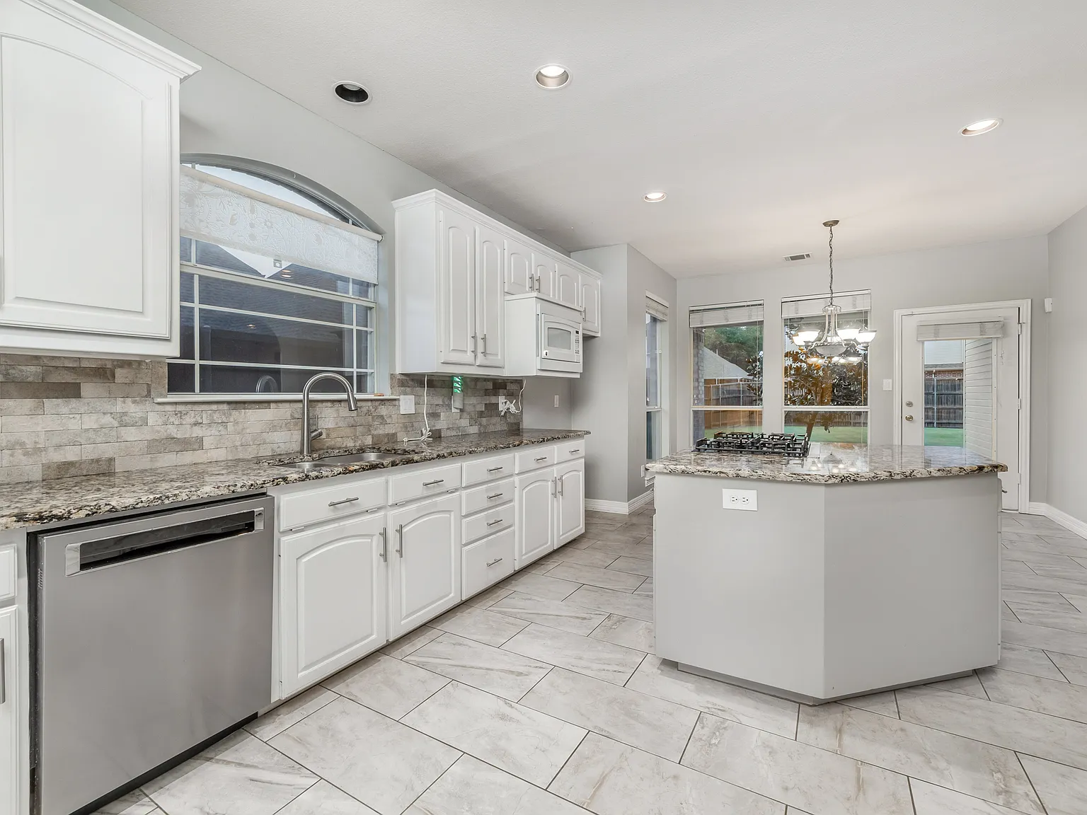 4 bed, 3422 sqft, $4,775 — Photo 4