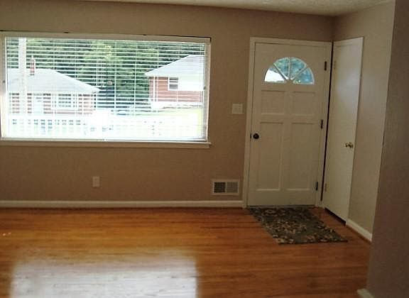 3rd image of 1018 Rosemary Ave SE