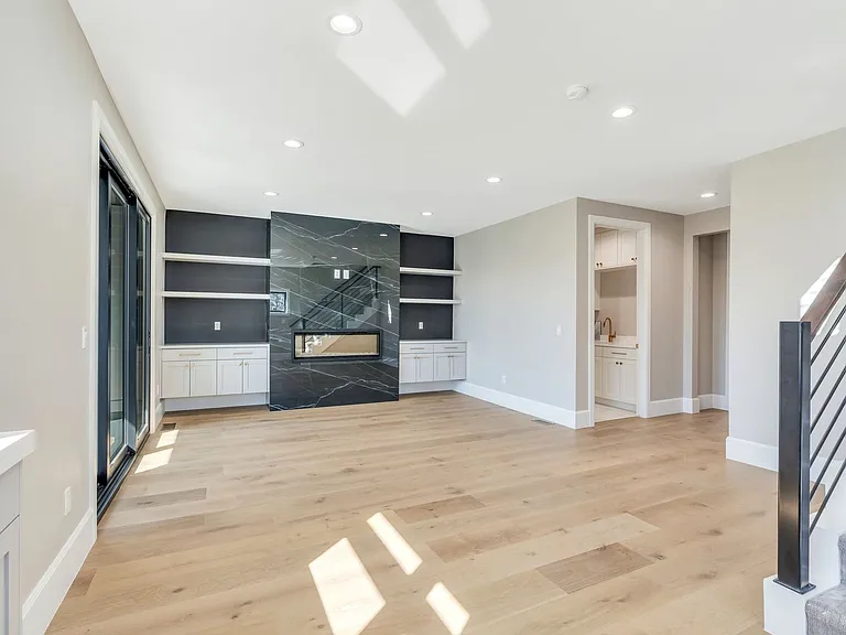 Jocelyn Court Townhomes — Photo 12