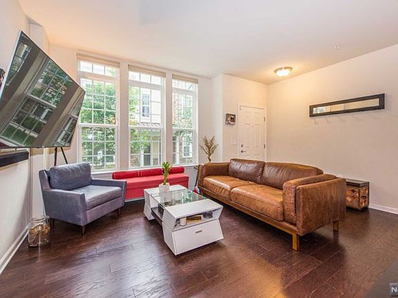 3rd image of 17 Dahlia Ln