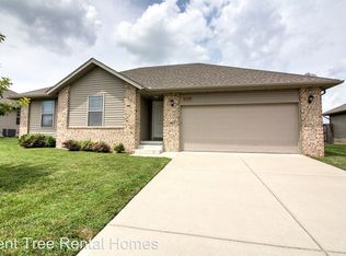 5565 W Longleaf Dr, Springfield, MO 65802