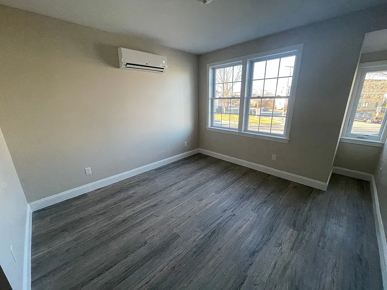 129 Kenoza Ave — Photo 13