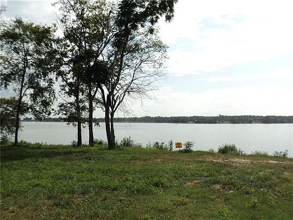 4th image of 1010 Cedar Point Dr