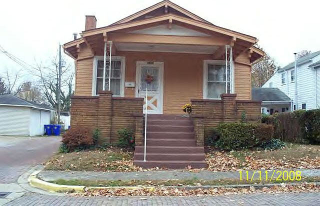 1st image of 1915 Oakland Cres