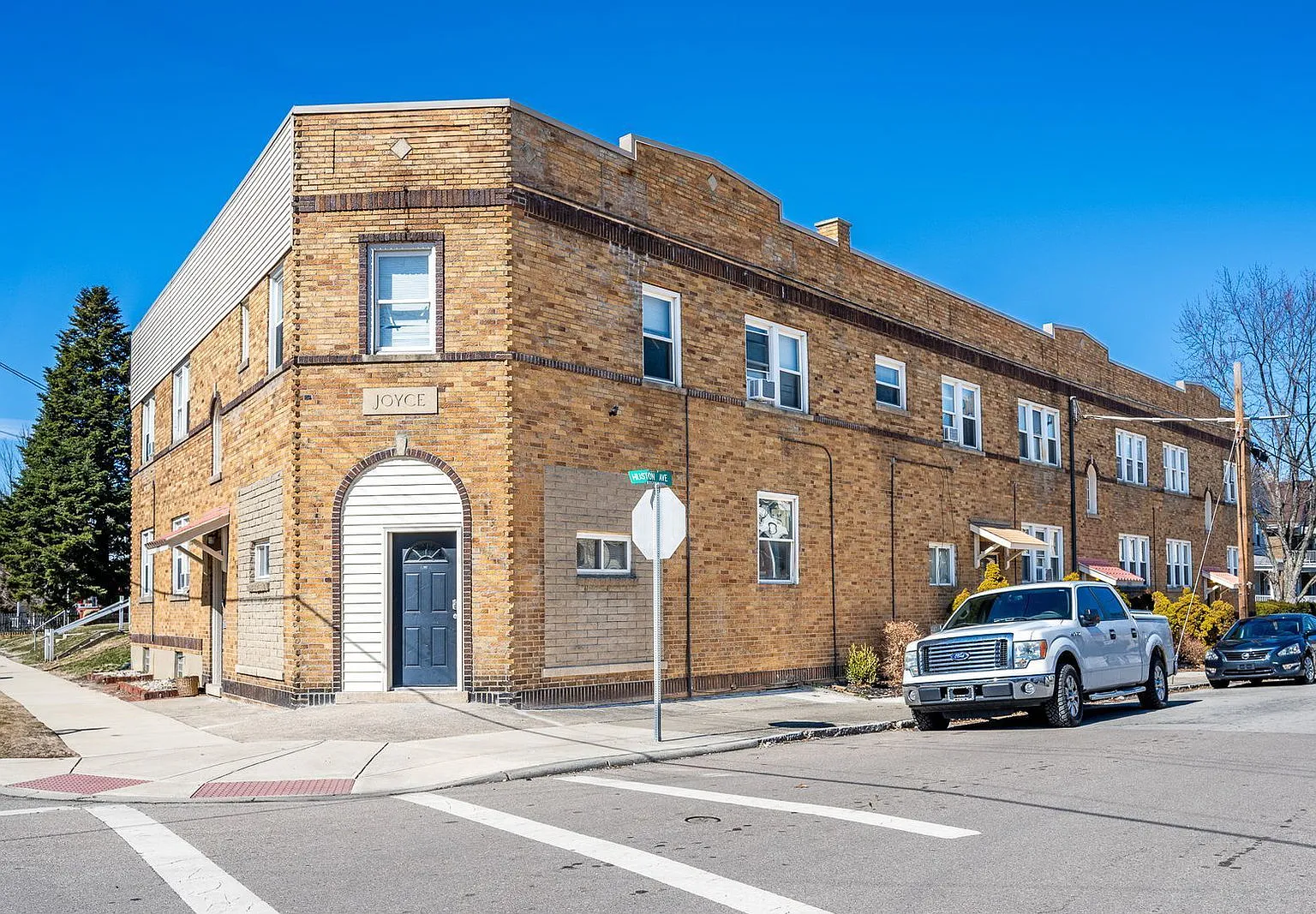 1 bed, 1.0 bath, 700 sqft, $899 — Photo 1